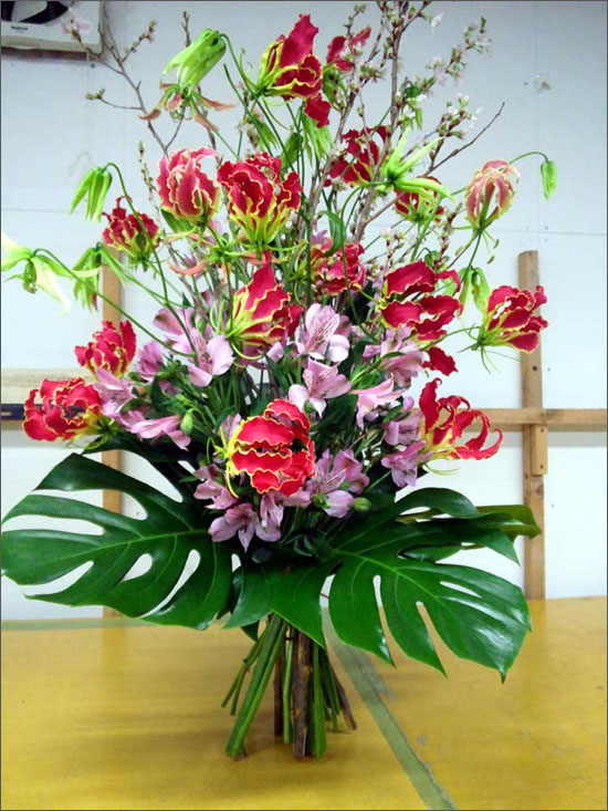 バランスよくスパイラルで組めば、花束は花瓶がなくても立ってくれます(^O^)