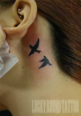 鳥のシルエットのタトゥー Lucky Round Tattoo 大阪 3