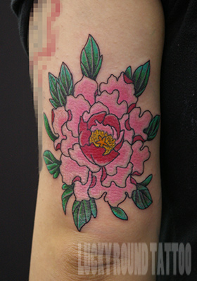 ピンク色の牡丹のタトゥー Lucky Round Tattoo 大阪 13