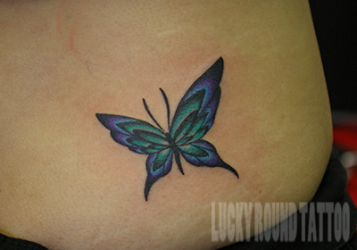 グラデーションが美しい蝶のタトゥー Lucky Round Tattoo