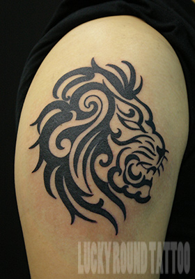 ライオンの顔のトライバルタトゥー Lucky Round Tattoo 大阪 3
