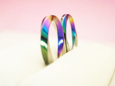 結婚指輪　虹色