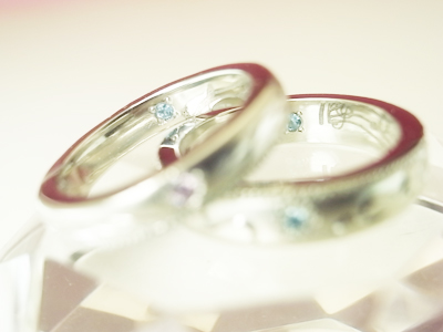 結婚指輪　アイスブルーダイヤ