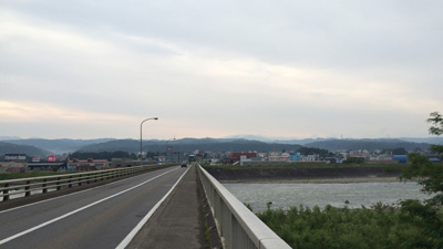 信濃川に架かる十日町橋から市街地を見た様子